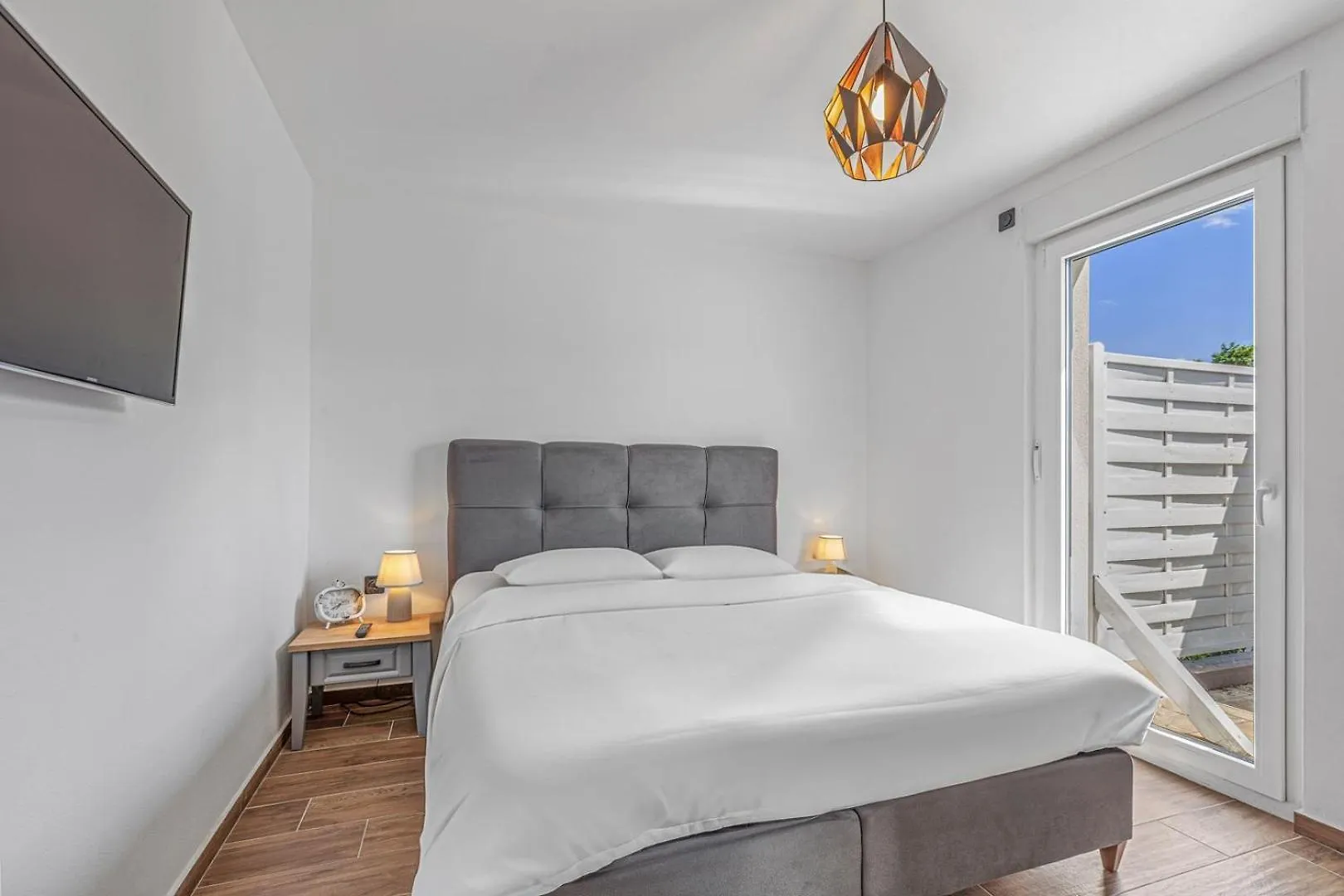 Cozy Two Bedroom Apartment Rose With Terrace Funtana